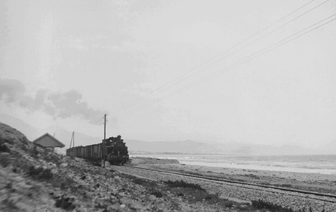 ESA, tren mixto con la locomotora nº 2 saliendo de San Juan , fondo R. Vernacci, Fototeca del P.H.