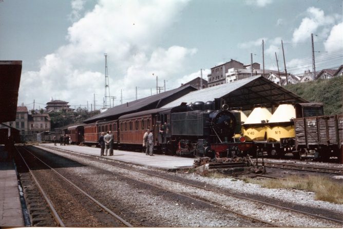 Economicos de Asturias , foto Juan Bta Cabrera , fondo Euskotren MVF