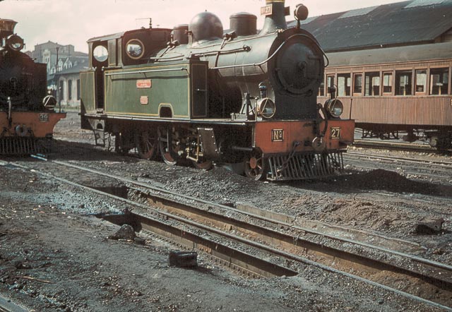 Locomotora Borsig en la estación de Oviedo , fotografia Charles F. Firminger ,