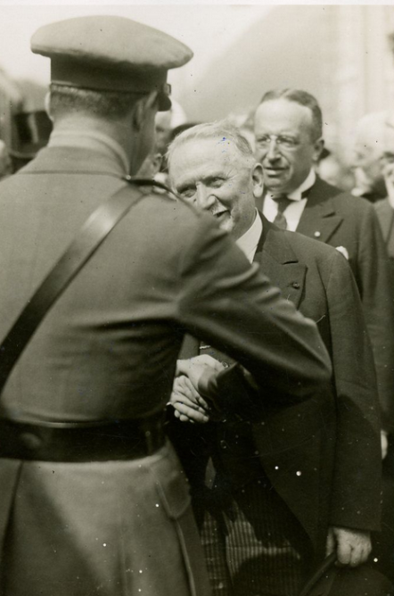 El Rey de España, saluda al Presidente de la Republica de Francia