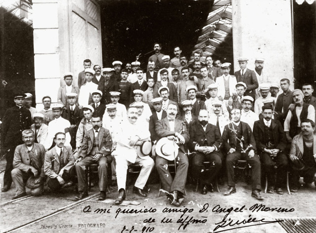 El ingeniero Leopoldo Detaille y personal del Tranvia de Cartagena, en las cocheras de San Anton , año 1910