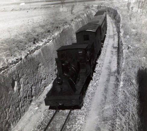 El tren correo, circulando en trinchera cerca de Valdepeñas, fomo Martin Von Simpson, archivo MVF Euskotren