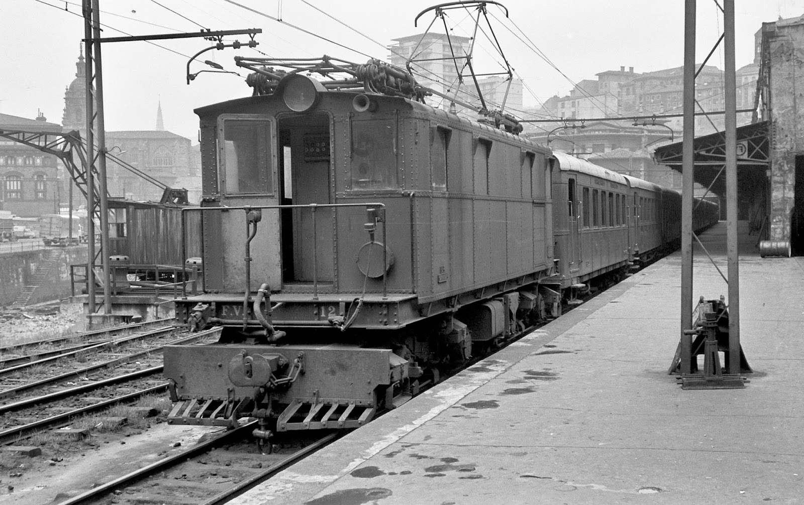 Electrificacion en 1929 de las vías de la estacion de Atxuri, foto Xavier Santamaría