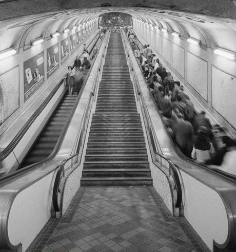 Escalera mecanica de la estación de la Plaza de España, año 1970, foto Françesc Catalá Roca
