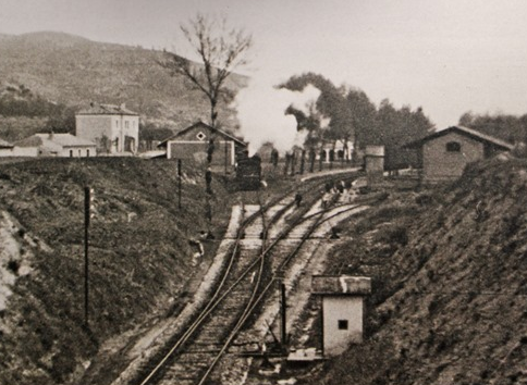 Estacion de Agrés , vias ancho iberico de la linea de Alicante a Jativa y vias del VAY , con muelle conjunto entre ambas, año 1950, foto V. Albert