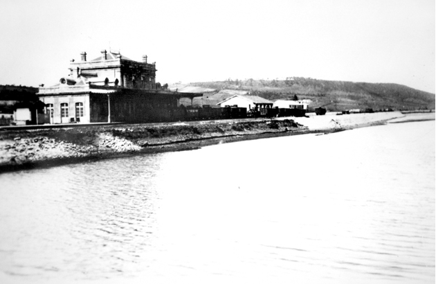 Estacion de Avilés Juanto a la Ria, año 1890