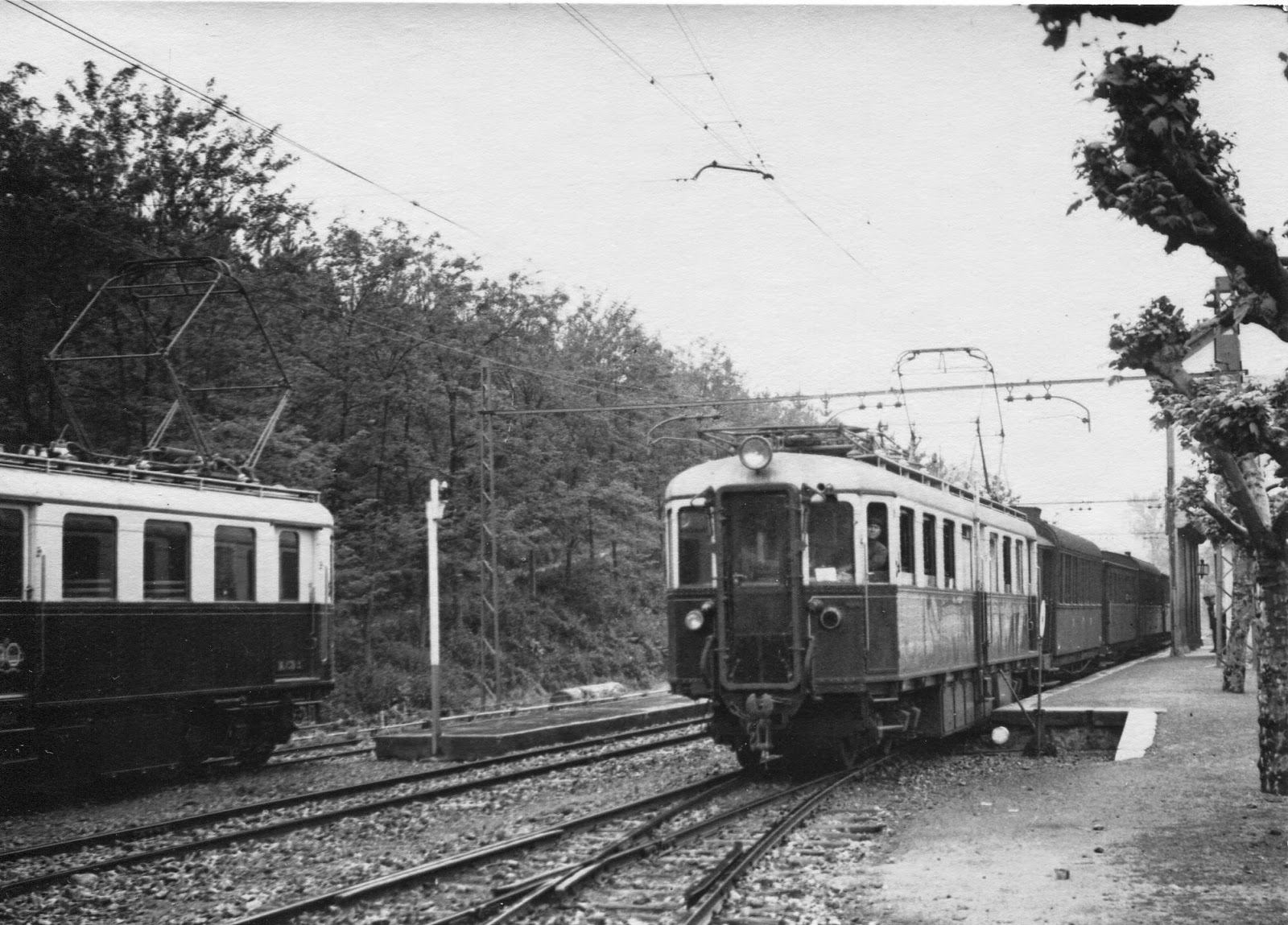 Estacion de Euba , cruce de automotores Ganz largos, fondo , Museo Vasco del Ferrocarril-Euskotren