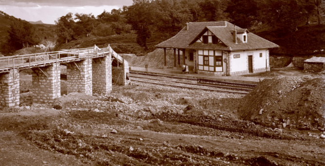 Estacion de Laminoira (1) , con el cargadero de arena, año 1928