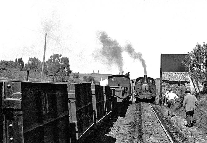 estacion-de-los-santos-cruce-de-tenes-con-las-locomotoras-sardon-y-guadiana