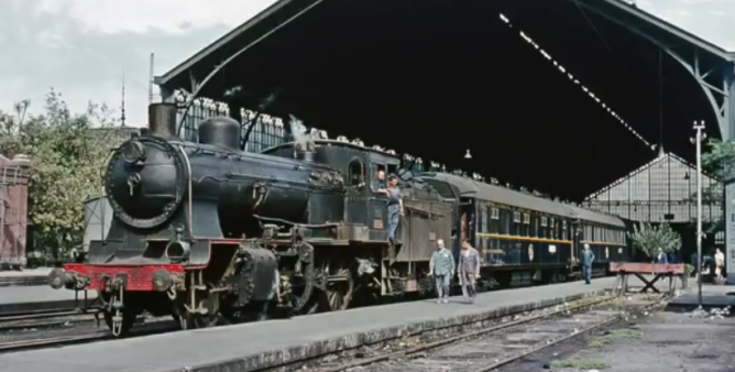 Estacion de Madrid-Delicias, tren Lusitania Expreso con la locomotoira 130-2117, el 01.09.1965, foto Ian Turbull