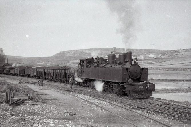 Estacion de Plou , 8 abril 2961, foto Trevor Rowe, fondo MVF