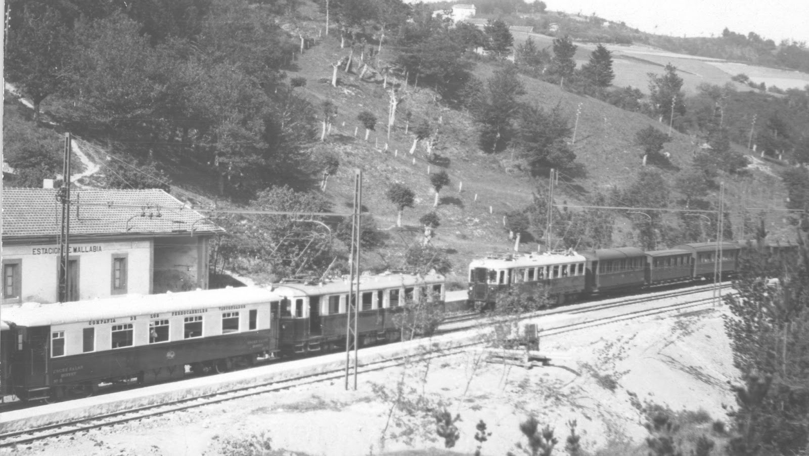 Estacion de Mallabia, cruce de trenes, fondo J. J. Olaizola