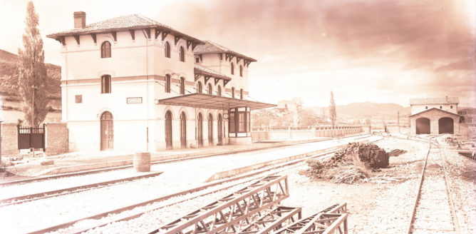 Estación de Santa Cruz de Dampezo, a la derecha el deposito de automotores, año 1924