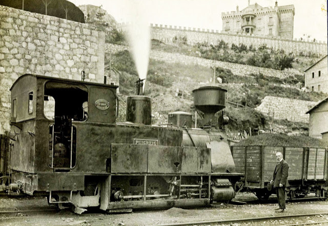 Estación de , el Sr. Olano , junto a laLocomotoras Puigreig, año 1912, imagen colección de