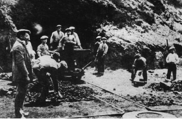 Extracción de mineral el MInes de Can Plomeres (Malgrat) año 1911,