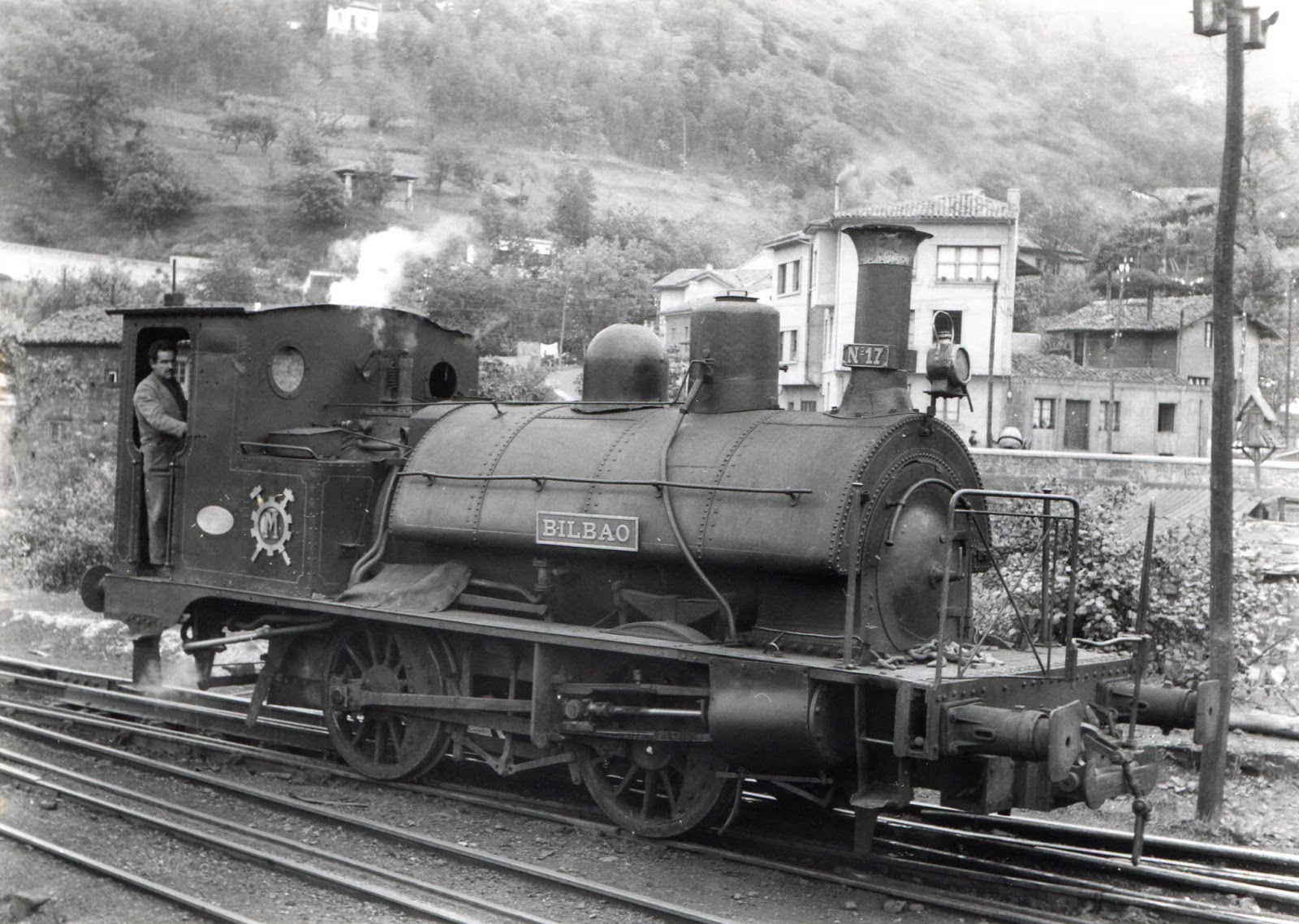 Fabrica de Mieres , locomotora Bilbao-ex Triano, fotografia John Blyth, fondo Museo Vasco del Ferrocarril