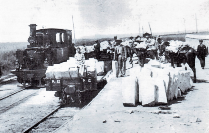Fc de Aznalcollar al Guadalquivir, carga de bloques en la estación de Gerena , foto L. Acuña