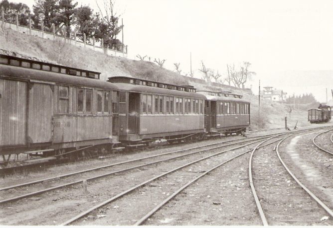 Fc del Bidasoa, coches de viajeros en Irin , año 1956, foto Cabrera, fondo MVF-AAF de Guipuzcoa