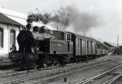 Fc. Económicos de Asturias, salida de un tren de la estacón de Oviedi con la locomotora nº29, foto Lawrence G. Marshall