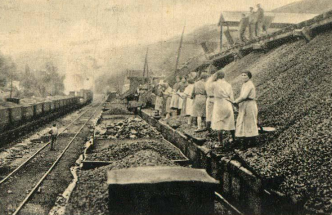 Ferrocarril de Langreo, carga de carbón en un tren, fondo MFA