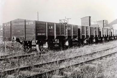 rril de Lutxana a Munguía, vagones cuna para transporte de arcillas. fondo MVF-Euskotren