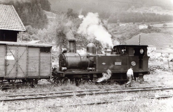 Ferrocarril de Santander a Bilbao , locomotora 220T, foto Xavier Santamaría