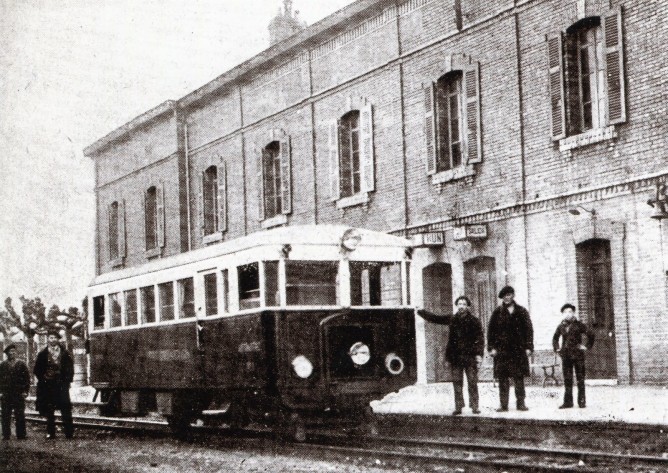 Ferrocarril del Bidasoa ,, automotor en la estacion de Irun, fondo MVF