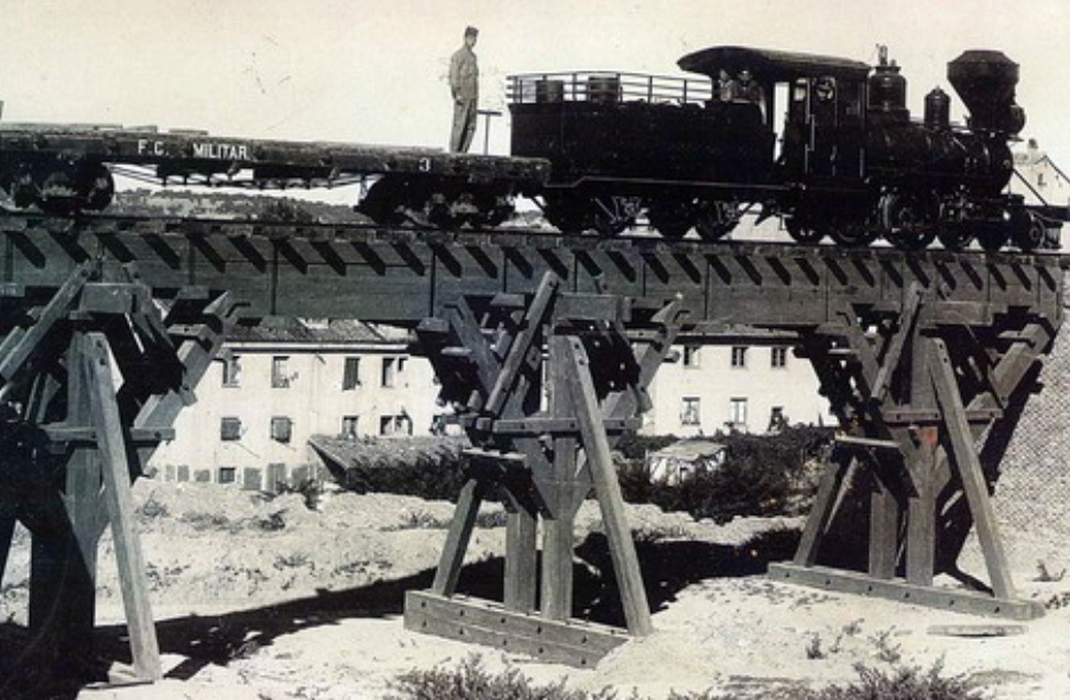 Ferrocarril militar , año 1900
