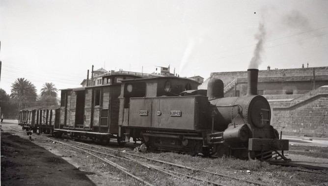 Ferrocarriles de Mallorca , locomotora COLL nº 24 , maniobrando en el puerto de Palma, foto Trevor Rowe, fondo MVF