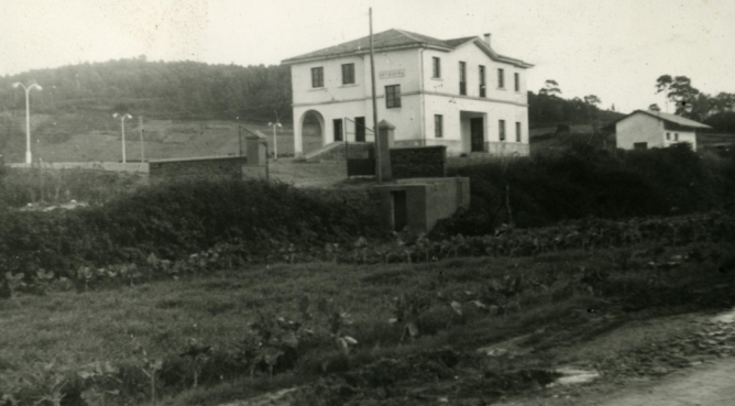 Ferrol - Gijón , edificio de la estacion de Ortigueira, foto Galerias Mendoza