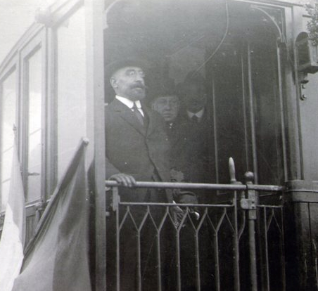 Ferrocarril del Bidasoa, el gerente de la compañía , Leon Mourgues Venillot en una visita facultativa, archivo Fototeca Kutxa