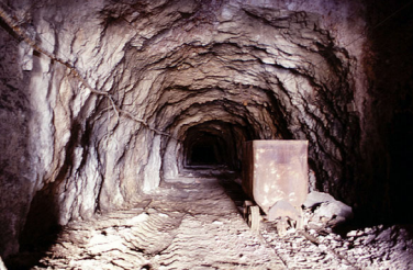 Galeria de mina en Vallcebre, con Vagoneta. Fondo Dirección General de Medi Natural