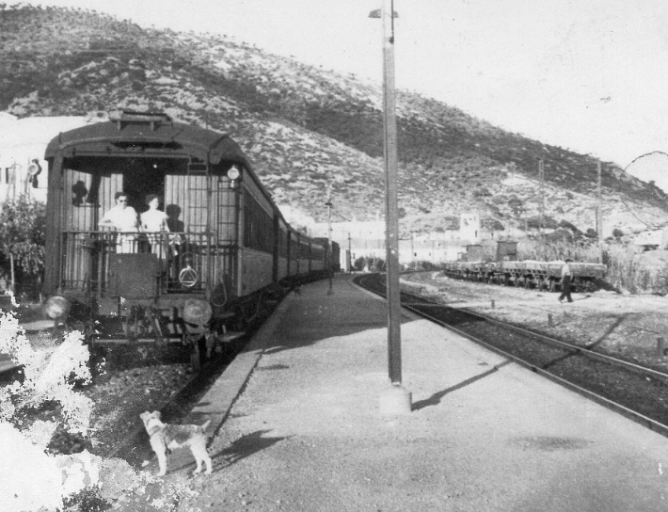 Garraf, a la derecha un tren de canteras.