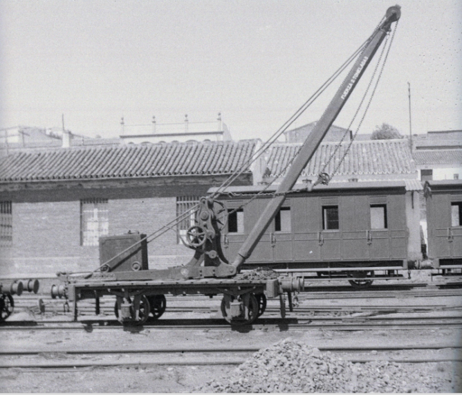 Grua Movil de 2 Tm en la estacion de Valverde del Camino, foto Marta