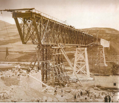 Lanzamiento del Viaducto de Gor, Linea de Baza a Guadix,foto de Gustavo Guillman . año 1906, , archivo Herederos de Gustavo Gillman