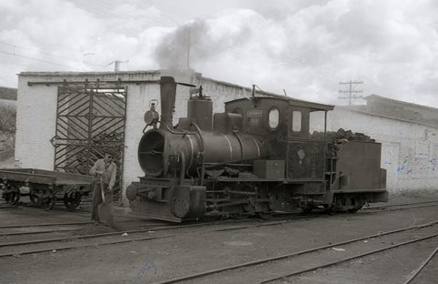 Limpieza de tubos en el deposito de Valdepeñas, foto Trevor Rowe, archivo Euskpotren MVF