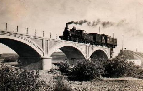 Linea de Marchena a Córdoba, tren sobre el puente del Merchenilla en Foncubierta (La Carlota) año 1947, fondo JPT