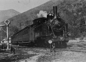 Linea de Oviedo a Infiesto , llega de un tren a Infiesto, Foto L. Azcoitia