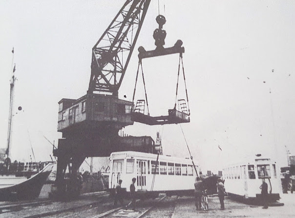 Llegada al puerto de el Musel de los primeros FVIOLOS, foto Guerrero