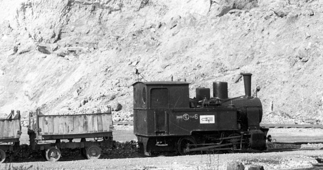 Locomotora 030 en las obras delpuerto del Musel. Archivo Historico Ferroviario FN-27046