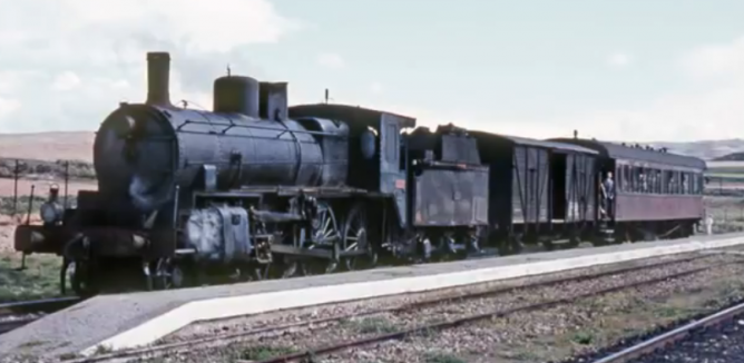 Locomotora 230-2115 en Fitero a la cabeza del Soria a Castejón el 09.04.1966, foto Ian Turbull