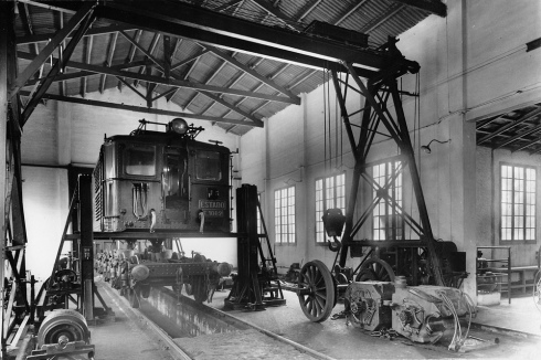 Locomotora Estado en el Taller de Ripoll, año 1954, foto Francisco Ribera Colomer, fondo Srvicio Electrico de Renfe