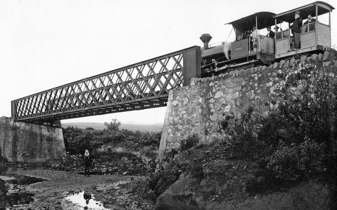 locomotora-la-laja-cruzando-el-puente-de-la-rivera-de-la-viguera