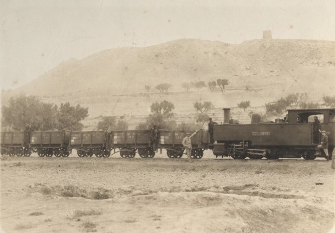 Locomotora Lucairena, ferrocarril de Sierra Alhanmilla, fondo MVF