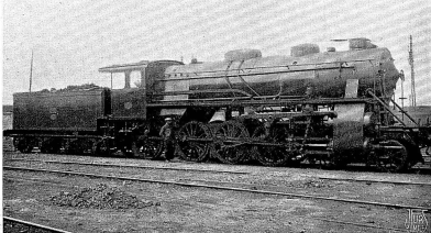 Un antiguo ferrocarril Midland 4-4-0, compuesto de tres cilindros