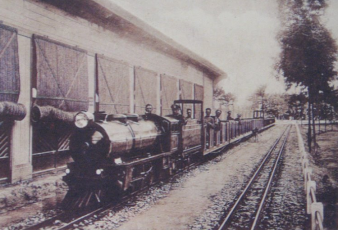 Locomotora Santa Maria en la exposición de Sevilla, fondo Julian Rodriguez Arjona