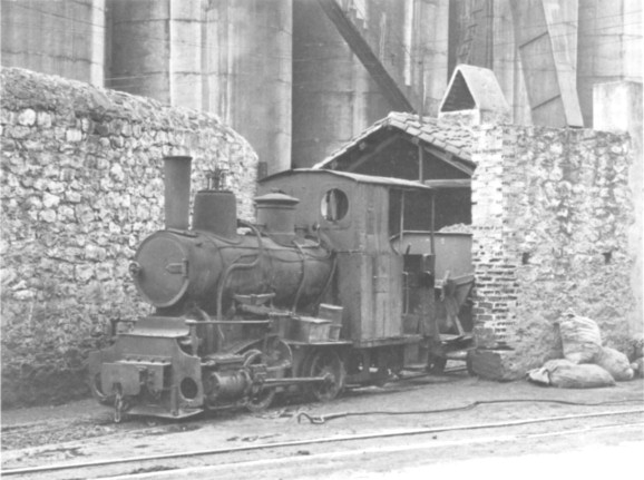 Locomotora de Cementos Fradera nº 3, en Pola de Laviana. Foto Charles S. Small