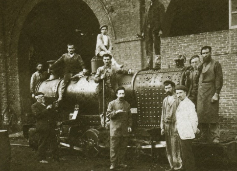 Locomotora en LA FABRICA, Quirós, c.1910 . imaden tomada de LA MIRADA DE LA MEMORIA