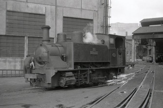 Locomotora en La Basconia- Basuri, foto Trevor Rowe, fondo MVF-Euskotren