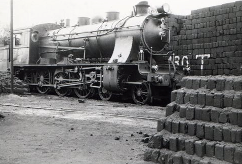 Locomotora en el depositio de la estación de Teruel, c. 1965, foto Xavier Santamaría, archivo MVF